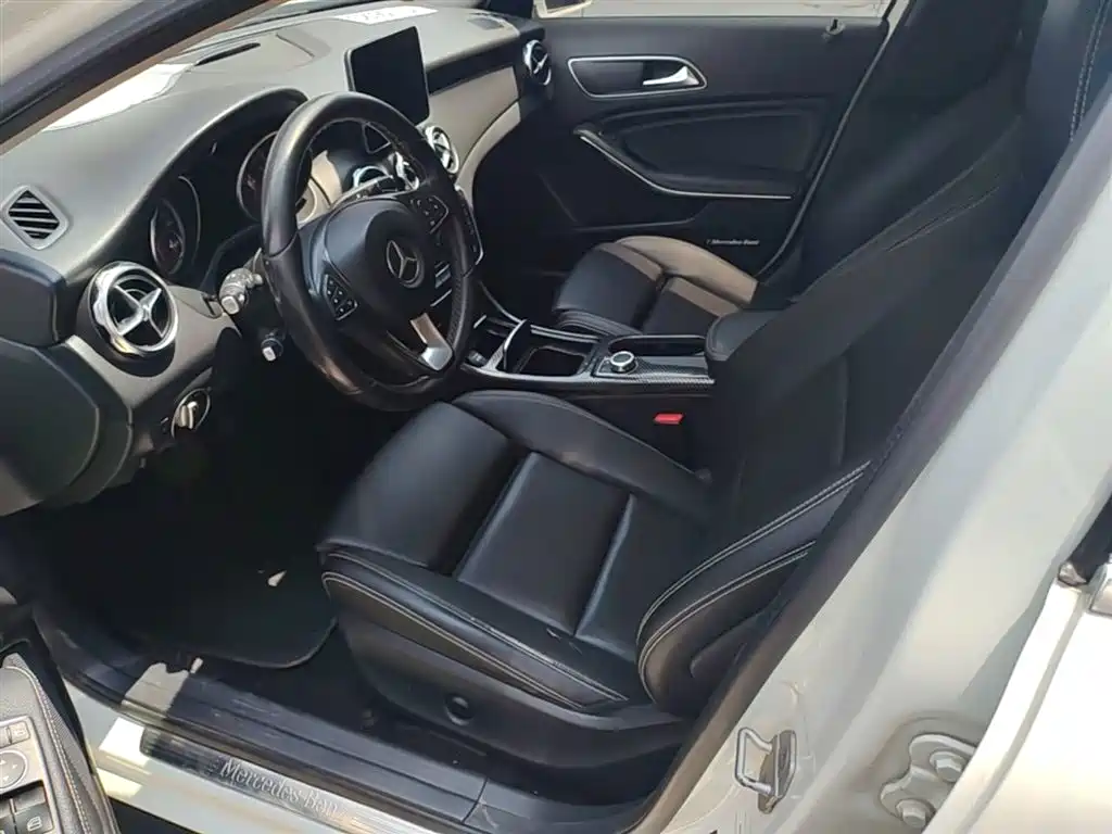 Mercedes-Benz GLA 2017 GLA 200 Dynamic фото 15