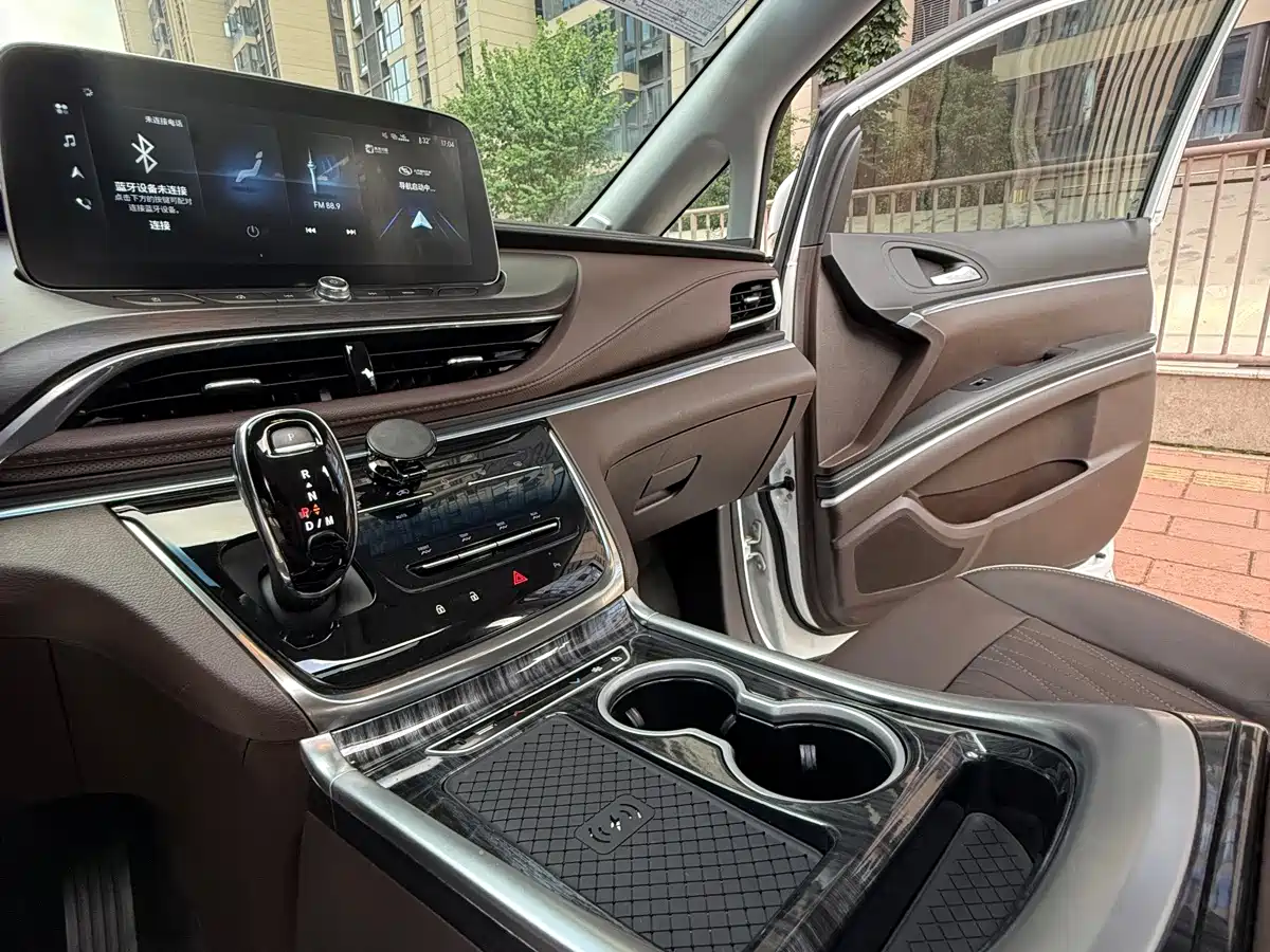 Photo 25 - Buick GL8