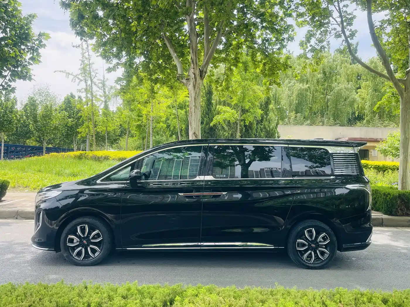 Hongqi HQ9 2023 2.0T Smart Connect Flag Enjoy Edition фото 16