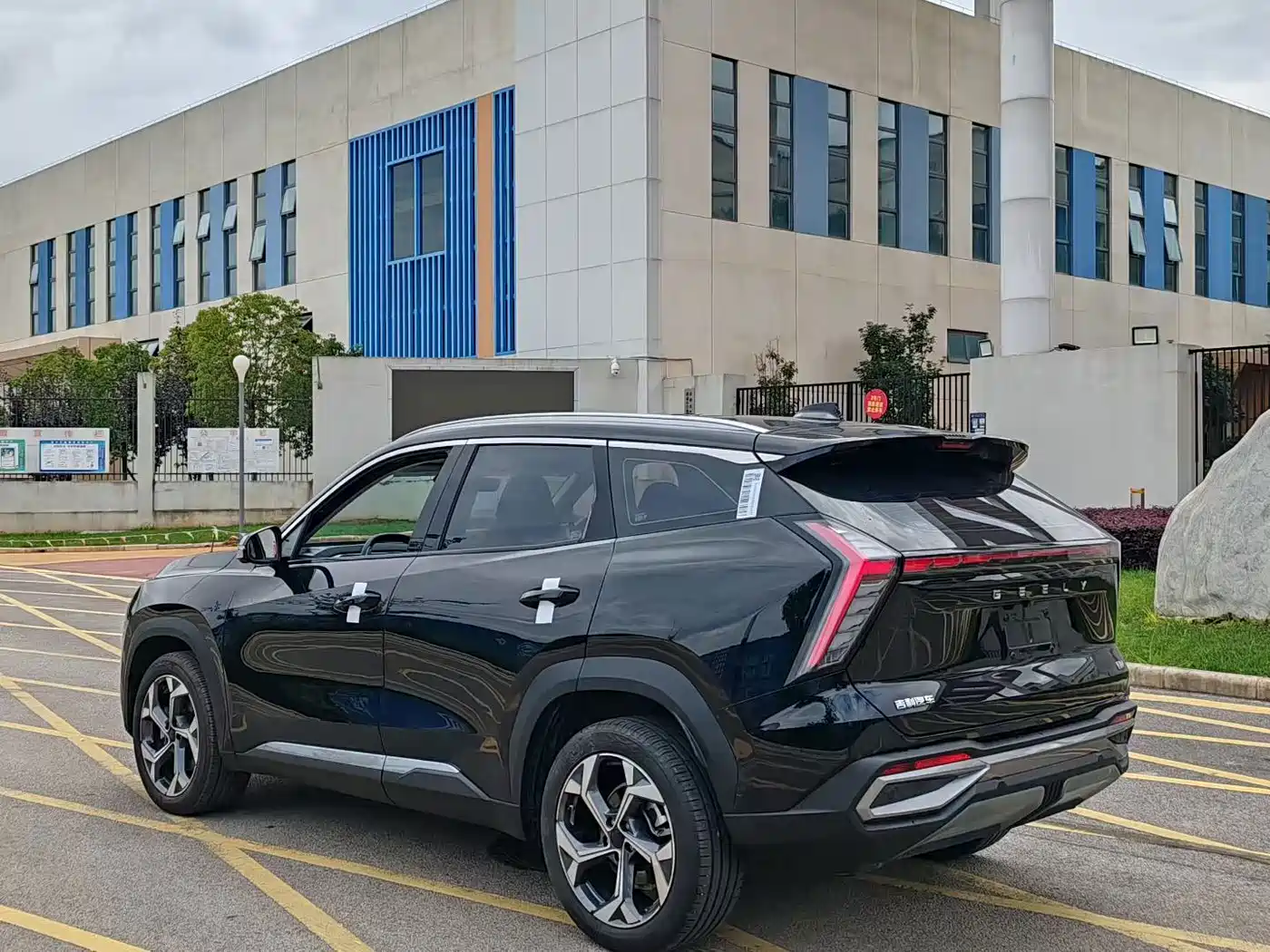 Фото 9 - Geely Atlas L