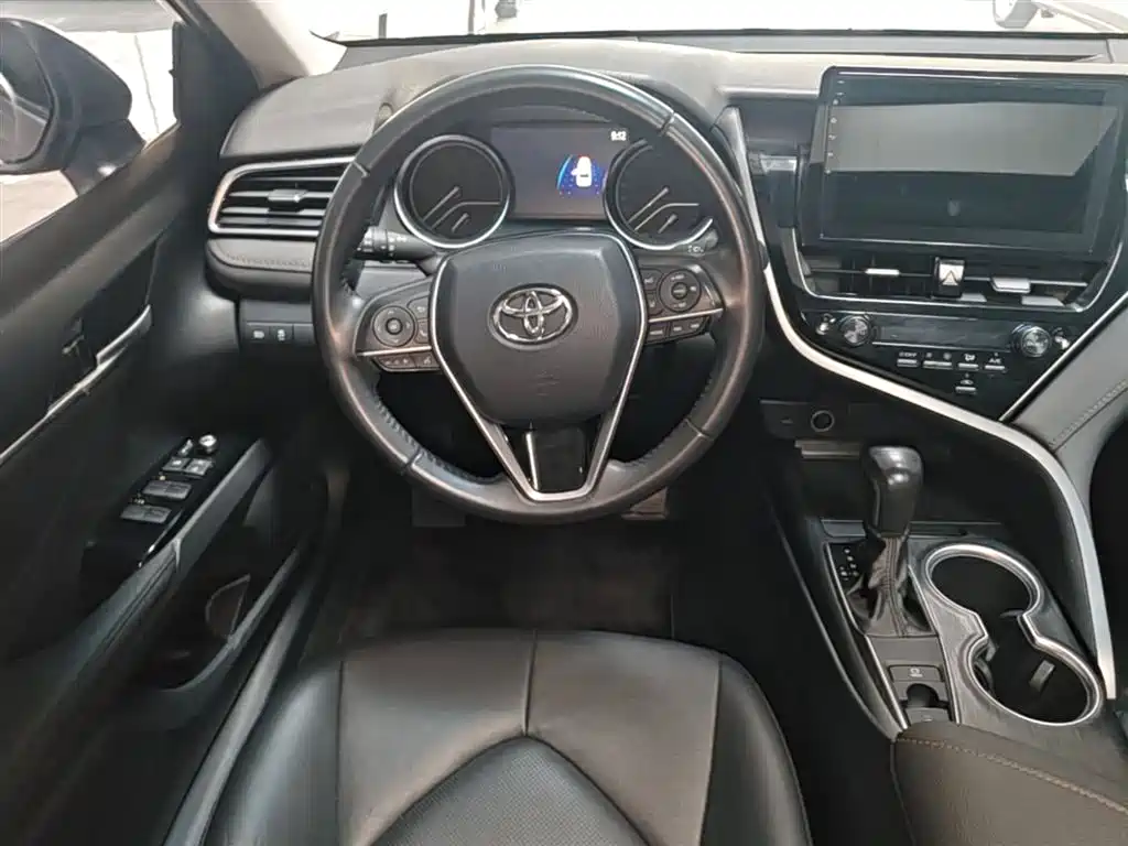 Фото 11 - Toyota Camry