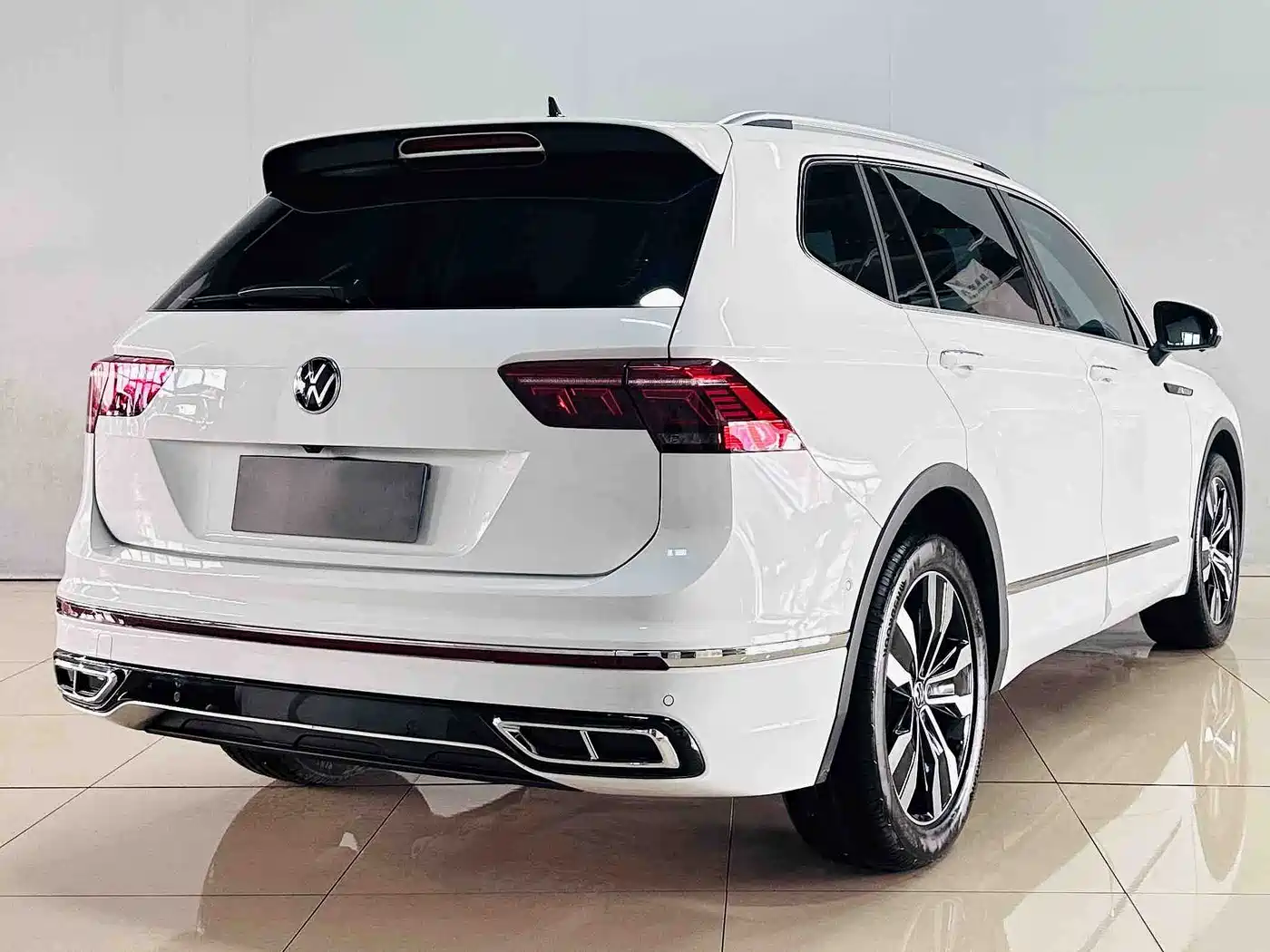 Volkswagen Tiguan L 2024 330TSI Automatic 2WD R-Line Premium Enjoyment Edition фото 6