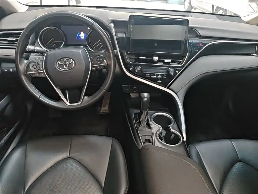 Фото 10 - Toyota Camry