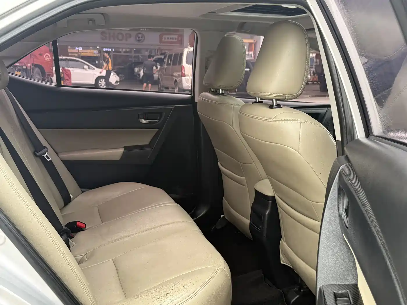 Toyota Corolla 2017 Facelift Hybrid 1.8L E-CVT Leading Edition фото 12
