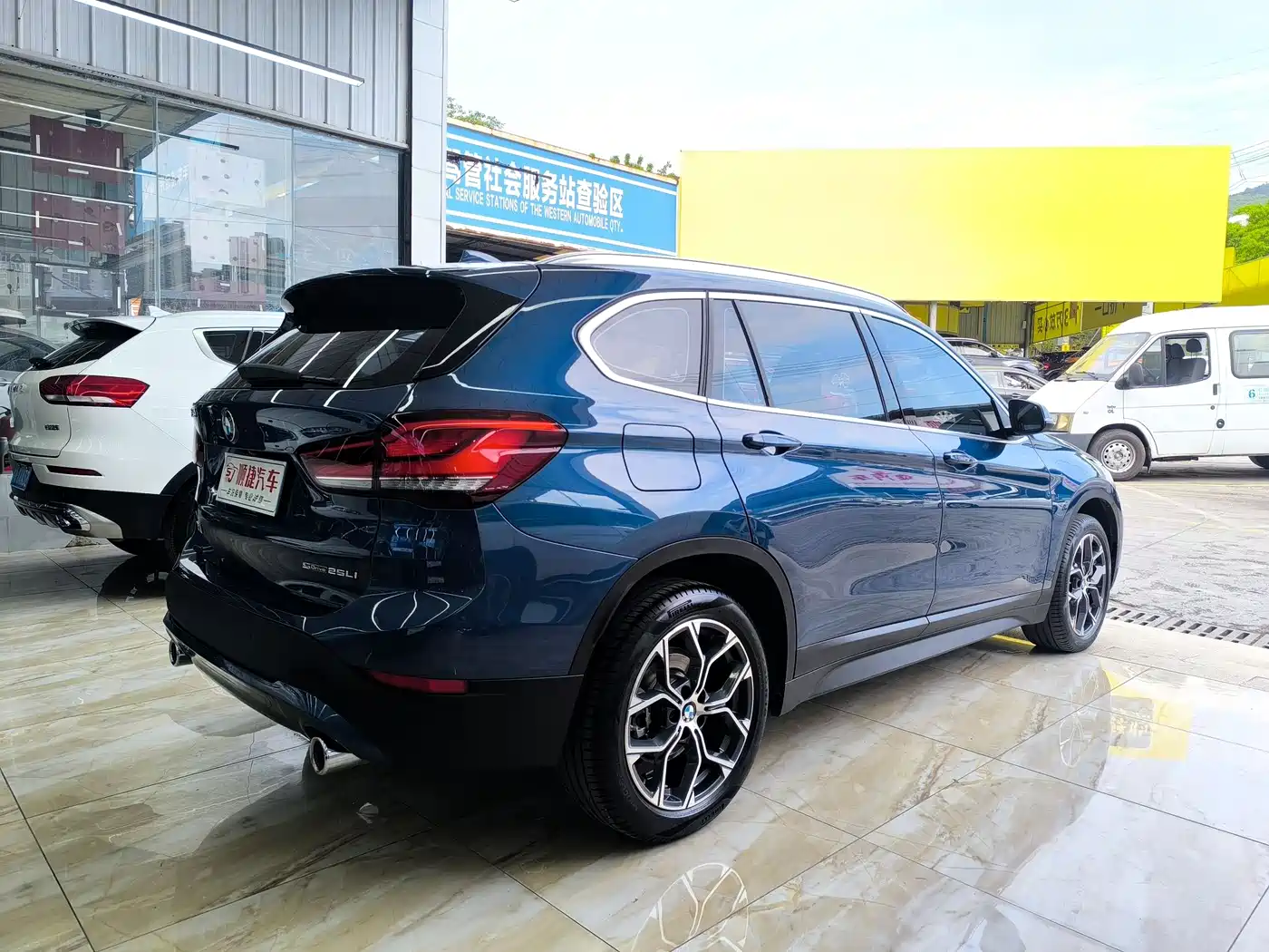 BMW X1 2022 sDrive25Li Leading фото 11