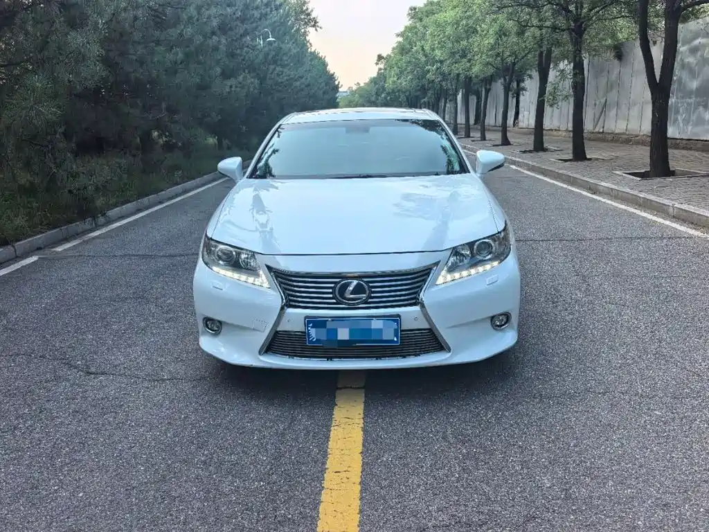 Photo 2 - Lexus ES