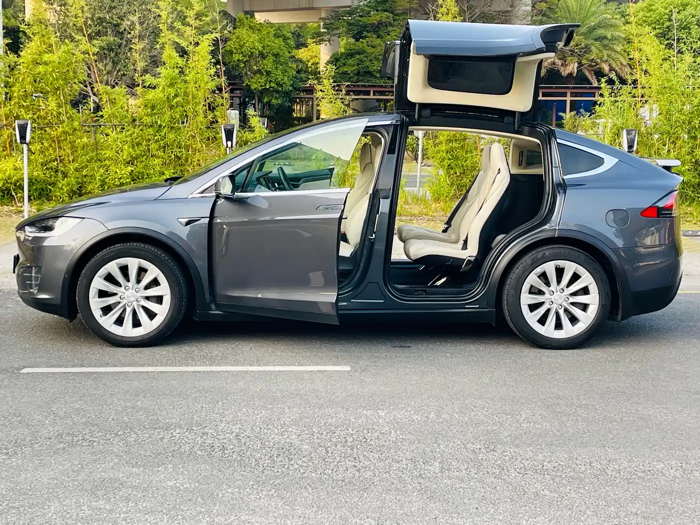 TESLA MODEL X