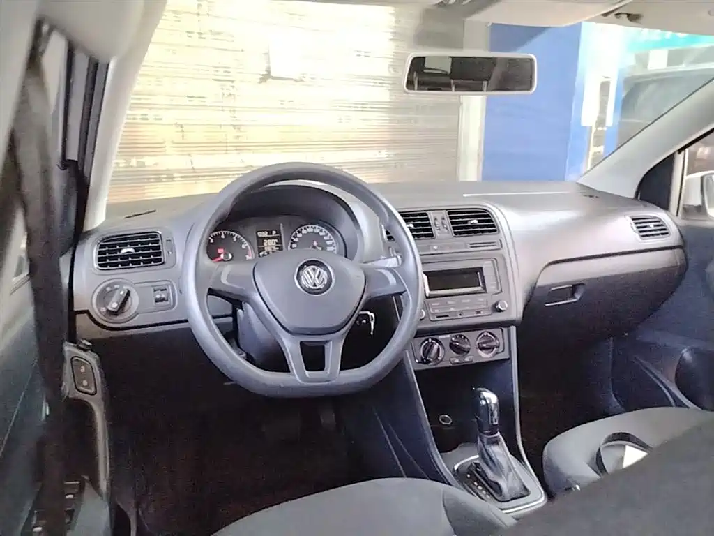 Volkswagen Polo 2016 1.4L Automatic Trend фото 11