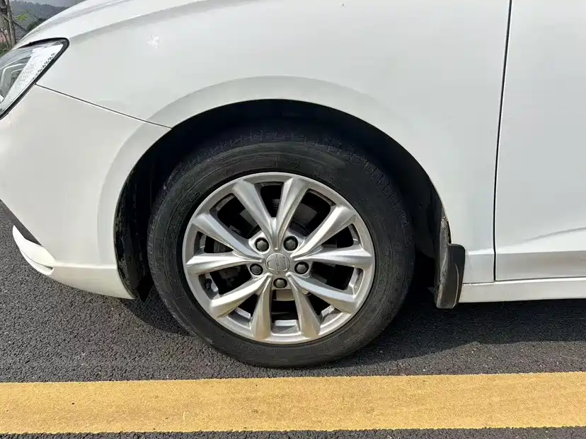 Фото 18 - Roewe i5