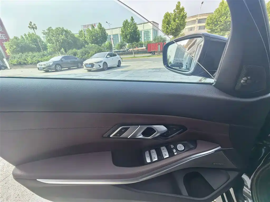 BMW 3 Series 2024 325i M Sport Shadowline Package фото 13