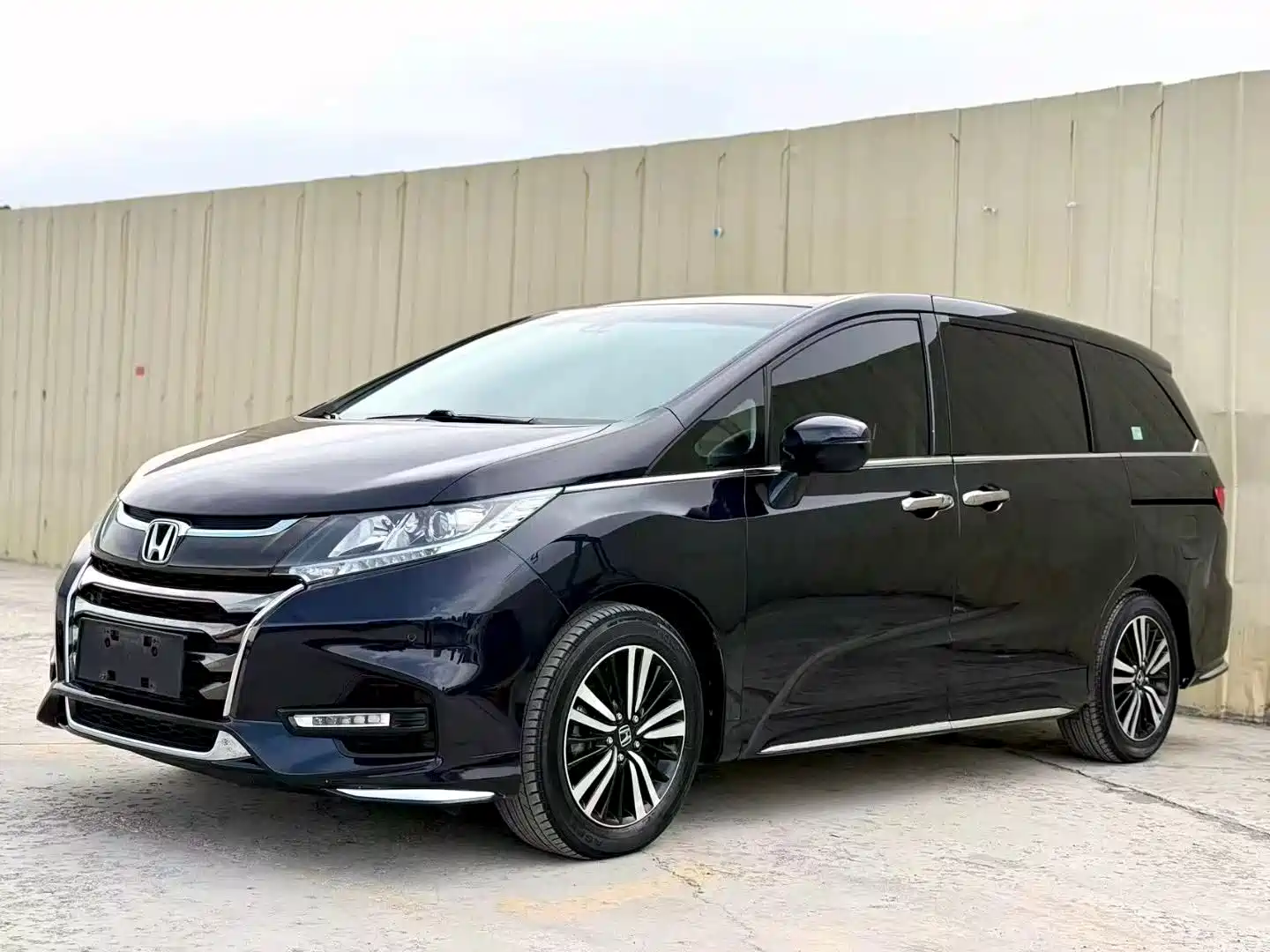 Photo 1 - Honda Odyssey