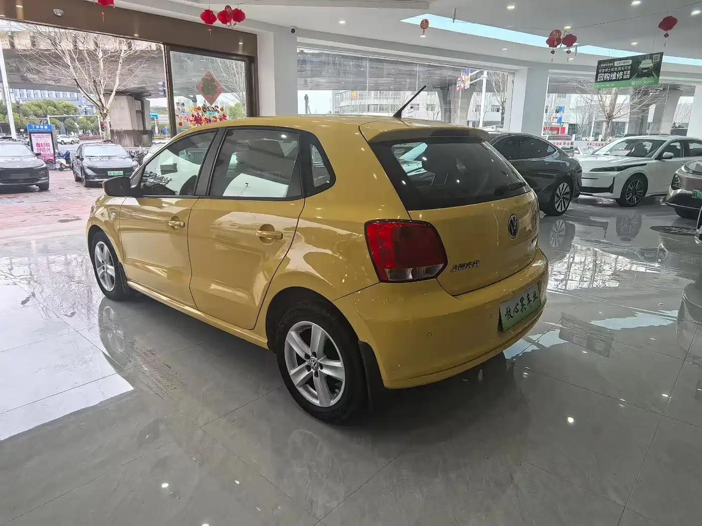 Volkswagen Polo 2011 1.6L Automatic Style Edition фото 9