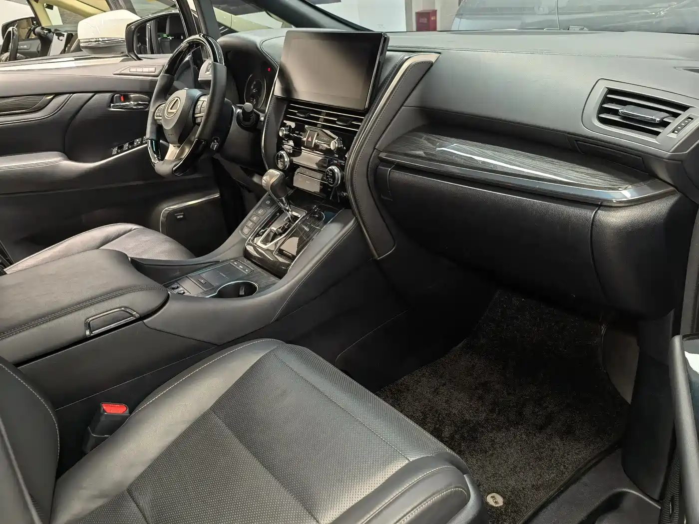 Lexus LM 2020 300h Seven-Seater Elegance Edition фото 8