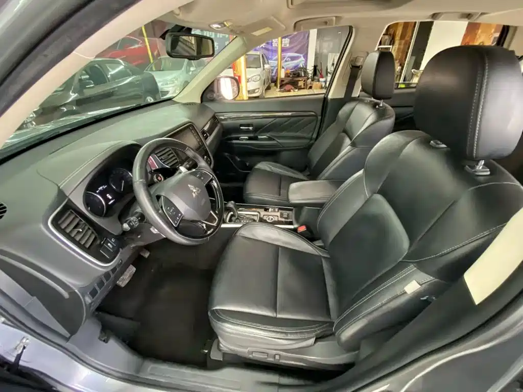 صورة 9 - Mitsubishi Outlander