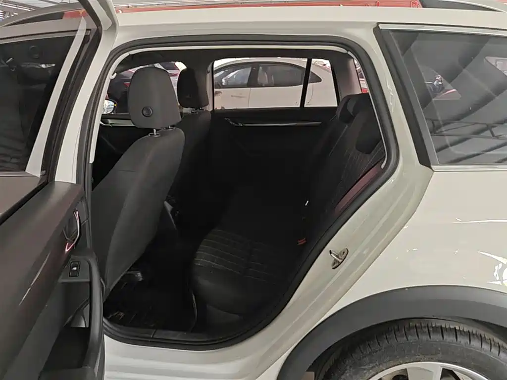 Škoda Octavia 2018 Model Wagon TSI230 DSG Comfort Edition фото 17