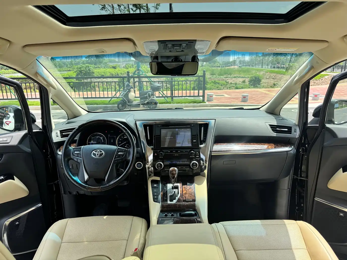 Toyota Alphard 2020 Hybrid 2.5L Luxury Edition фото 10