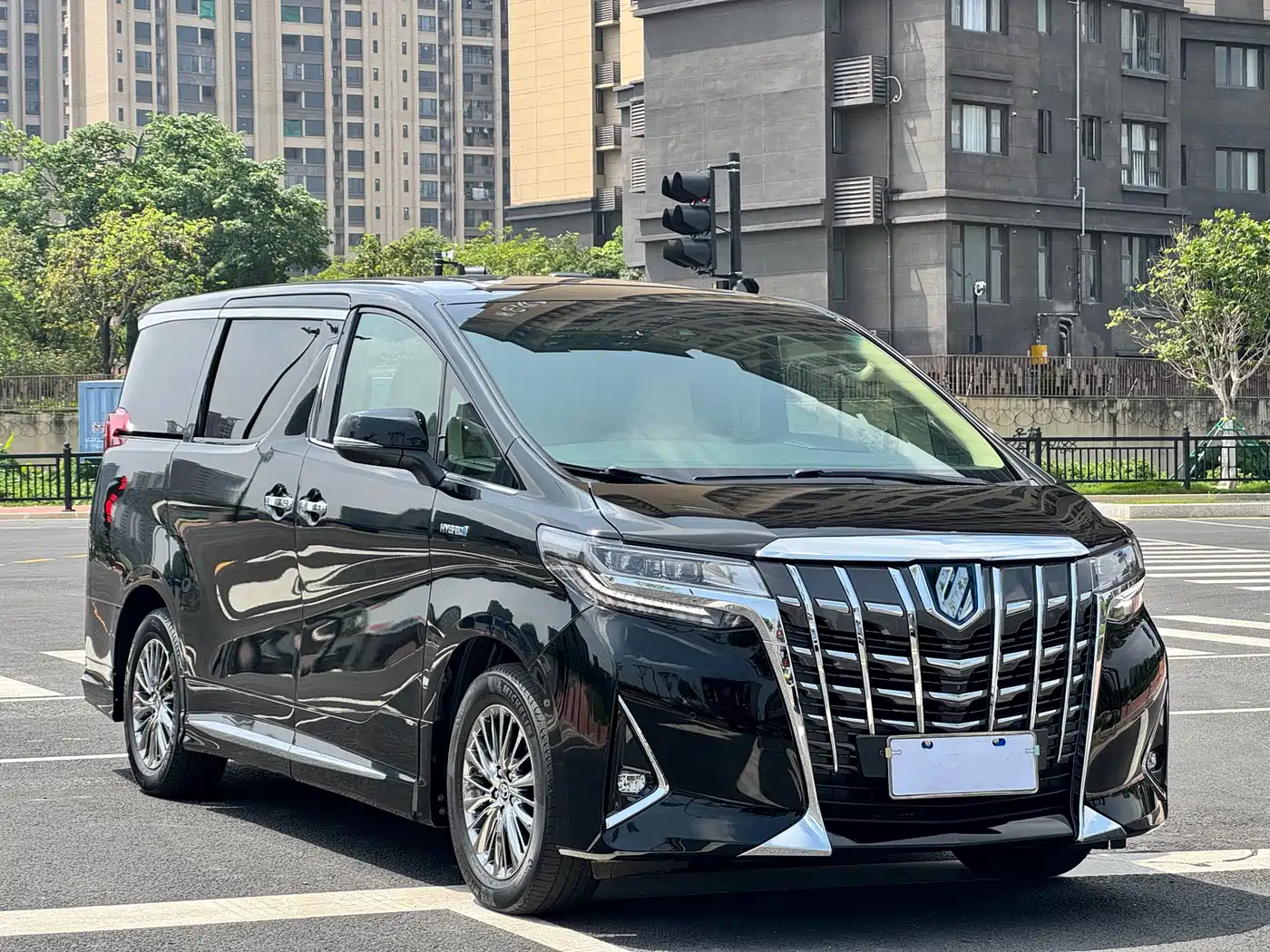 Toyota Alphard 2020 Hybrid 2.5L Luxury Edition фото 3