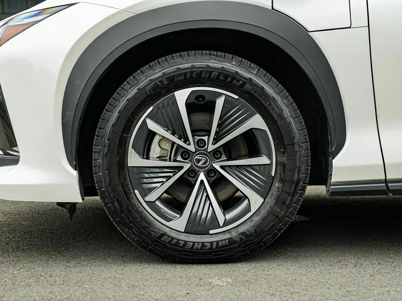 Lexus RZ 2023 450e 4WD Deluxe фото 8