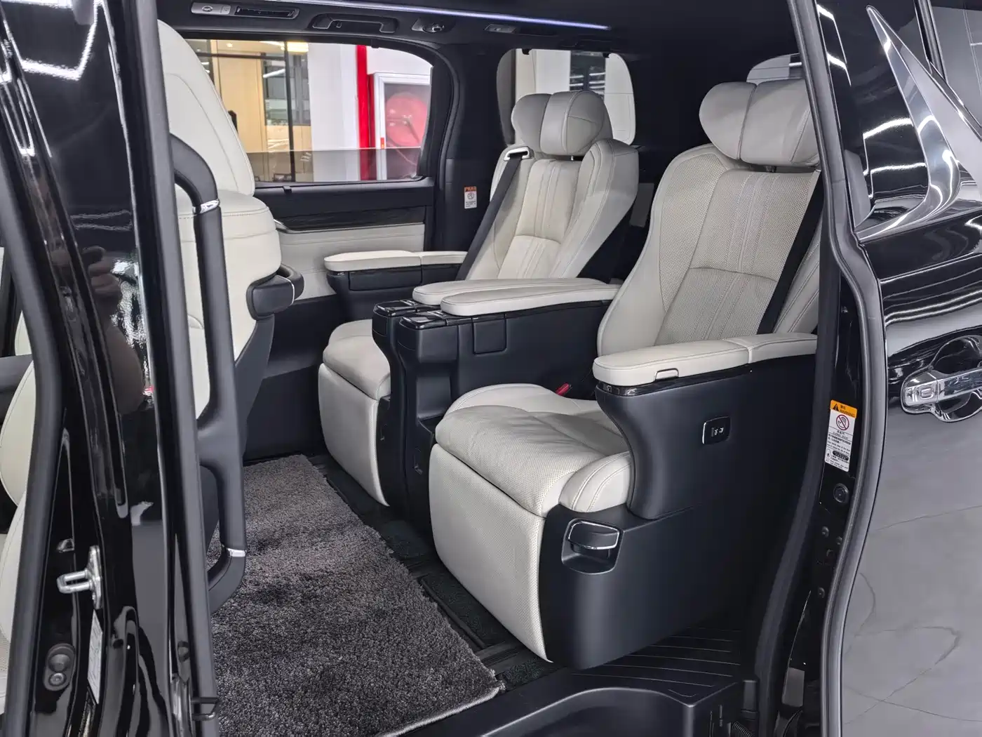 Lexus LM 2020 300h Seven-Seater Elegance Edition фото 9