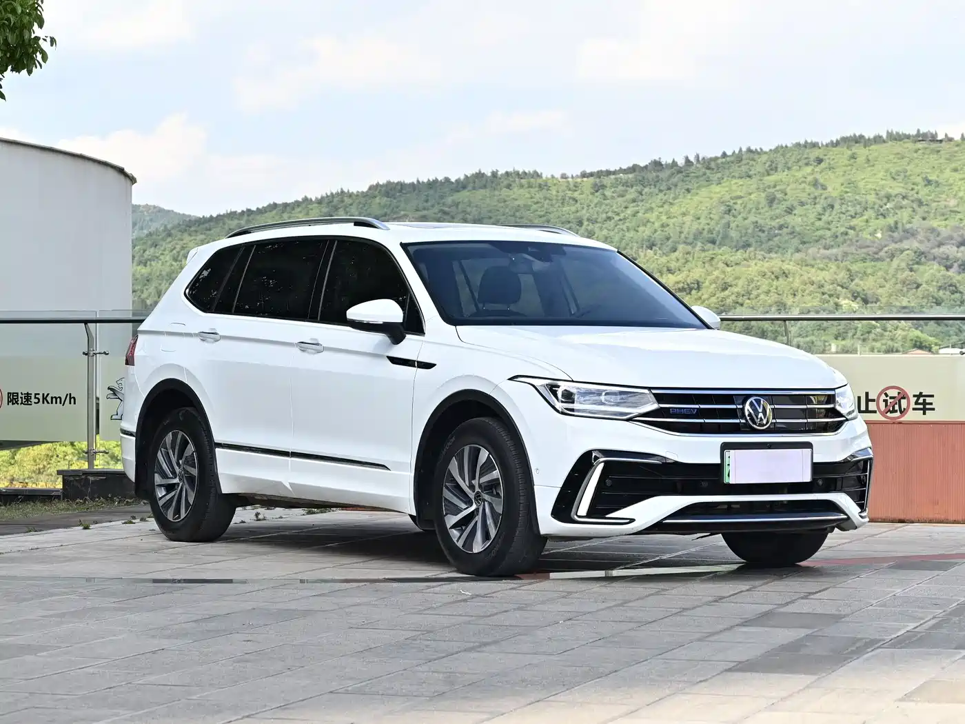 Volkswagen Tiguan L PHEV 2023 430PHEV Plug-in Hybrid Premium фото 3