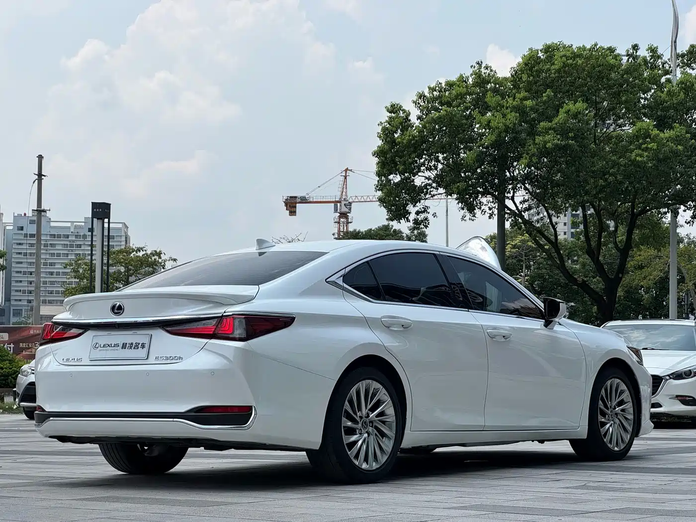 Фото 6 - Lexus ES