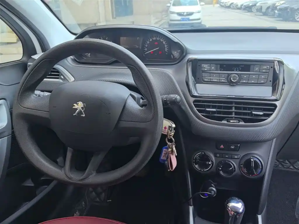 Peugeot 2008 2015 1.6L Automatic Cool Edition фото 10