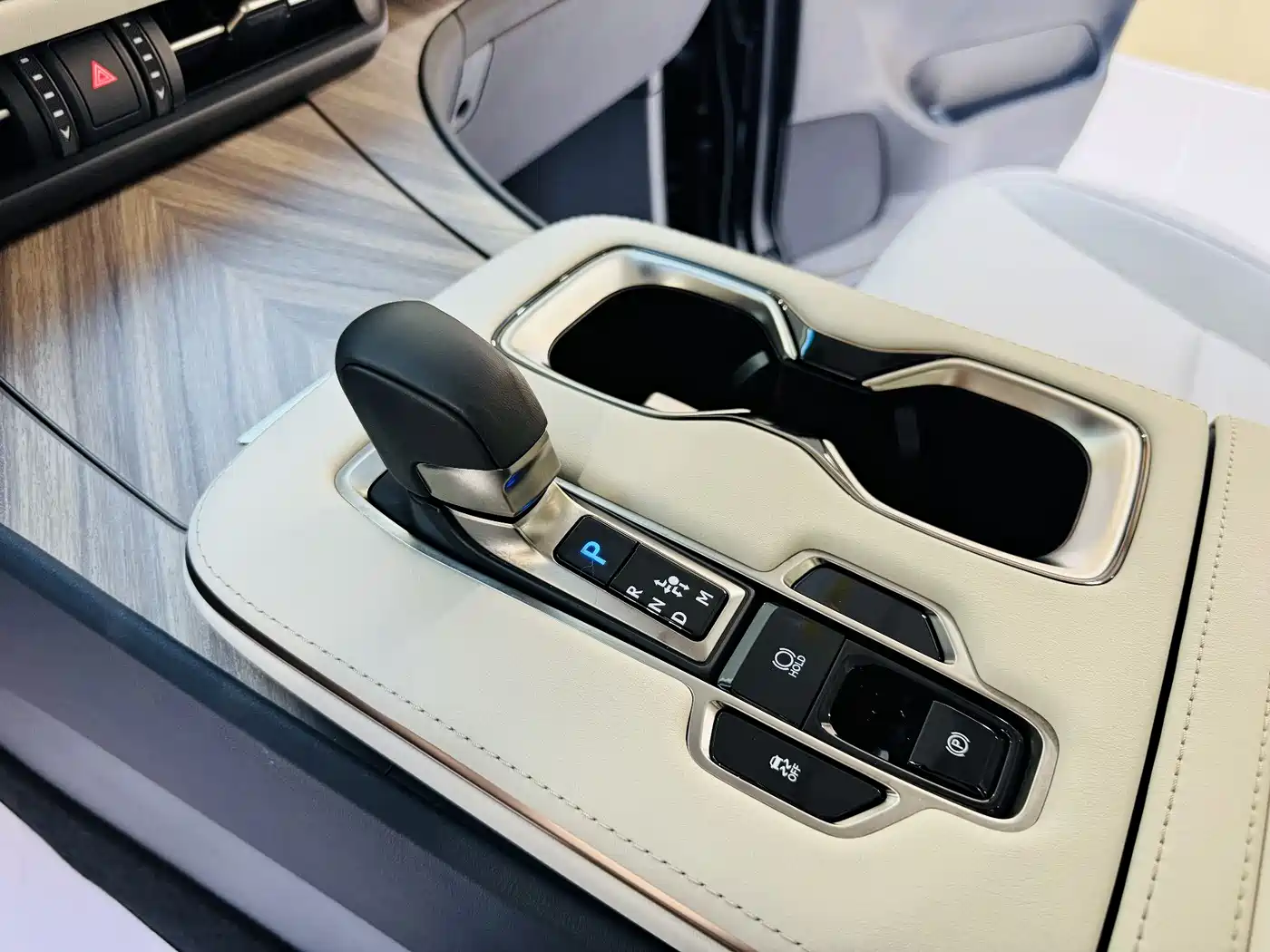 Lexus LM 2025 Model 500h Six-Seater Prestige Edition фото 6