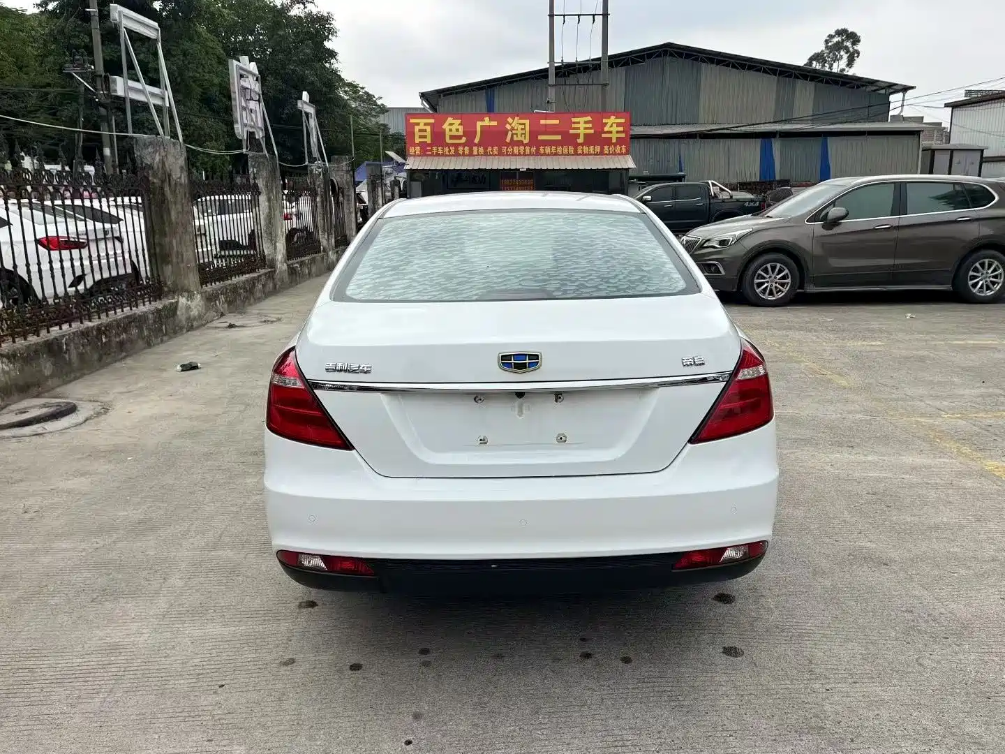 Фото 8 - Geely Emgrand