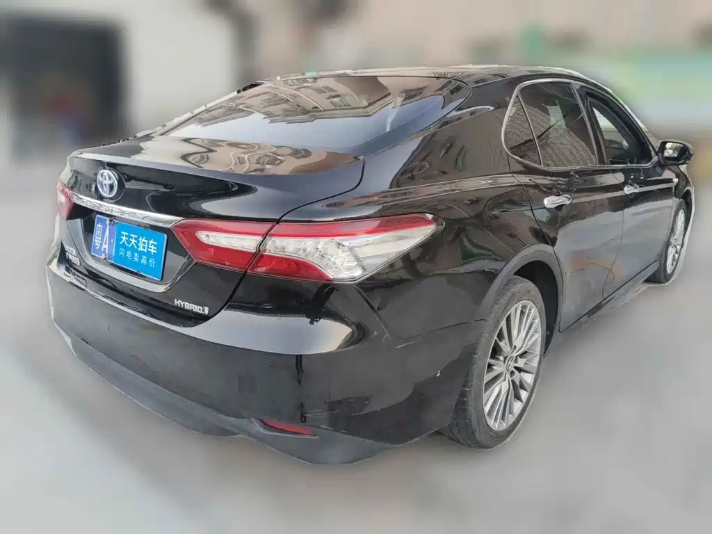 Фото 2 - Toyota Camry