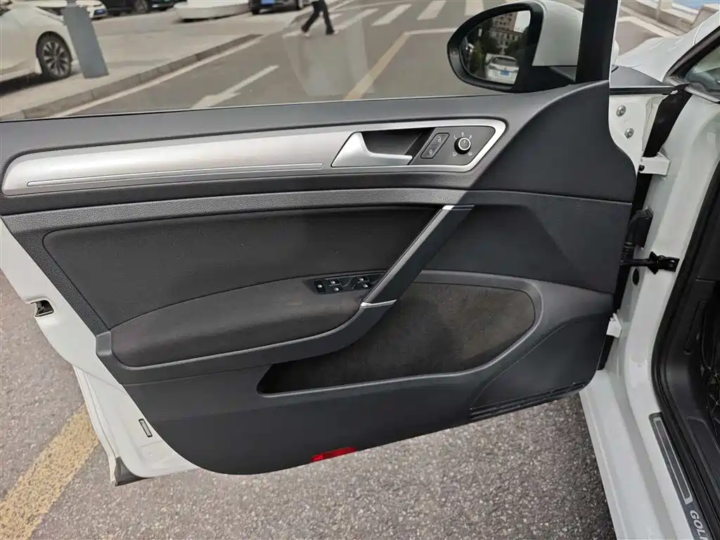 Volkswagen Golf 2020 200TSI DSG Comfort фото 10