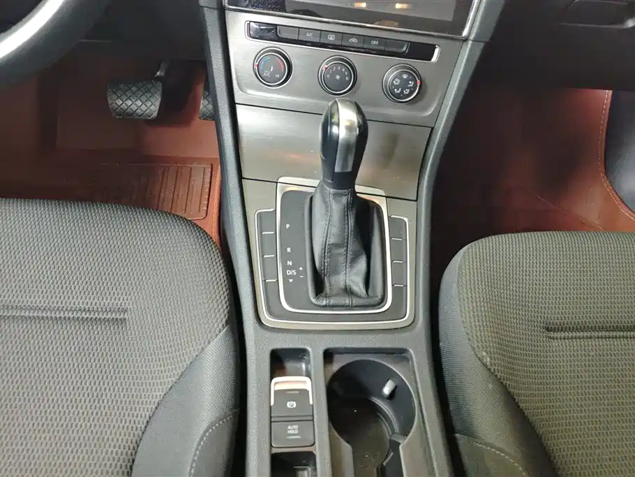 Volkswagen Golf 2016 1.6L Automatic Comfort фото 16
