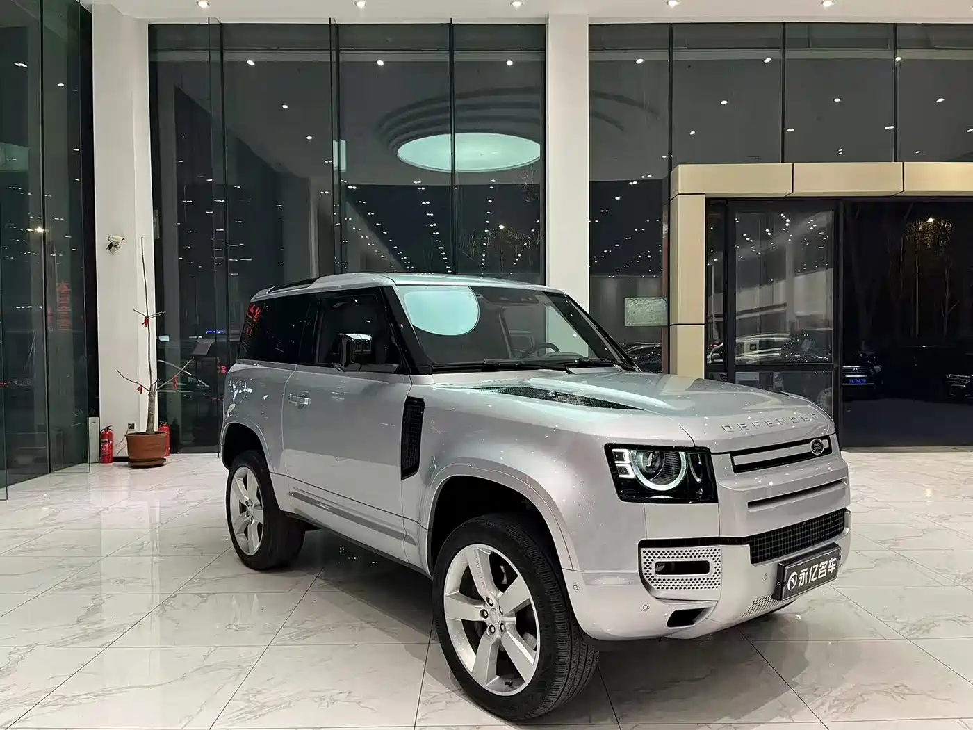 Land Rover Defender 2022 Model 90 3.0T P400 XS фото 3