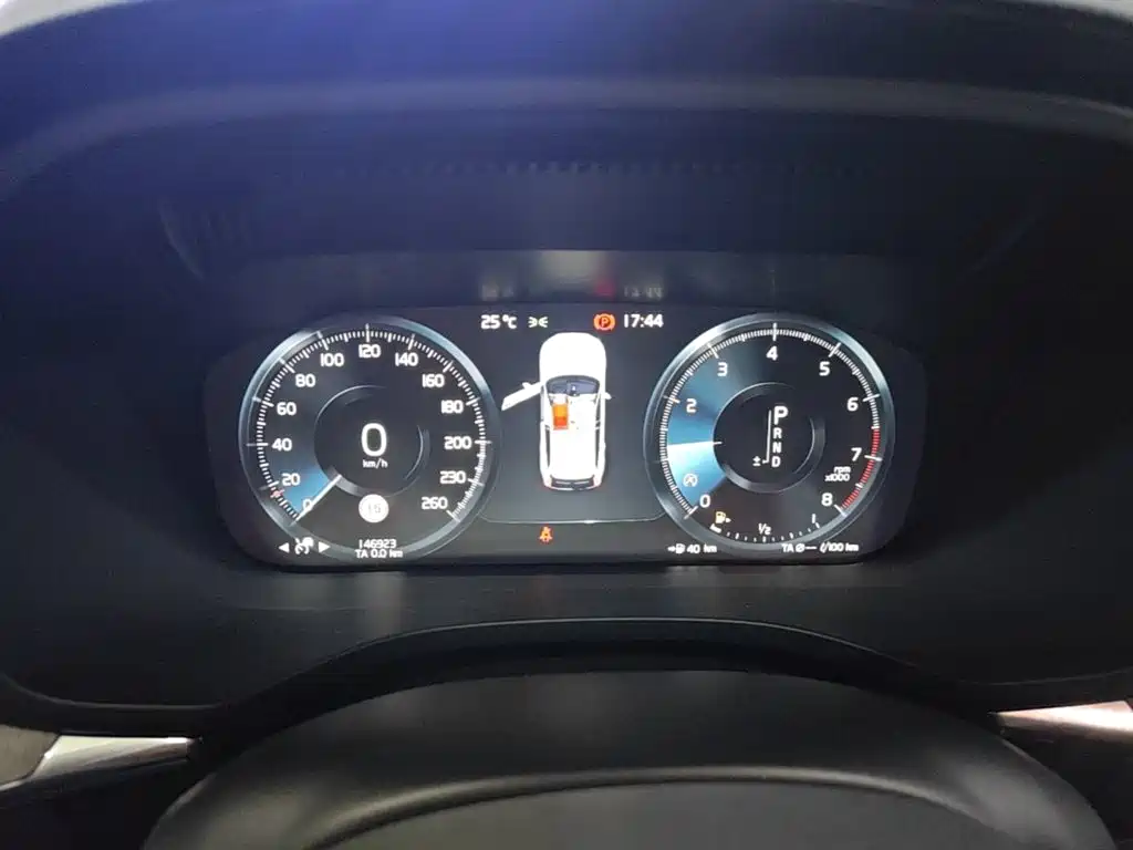Фото 12 - Volvo XC60