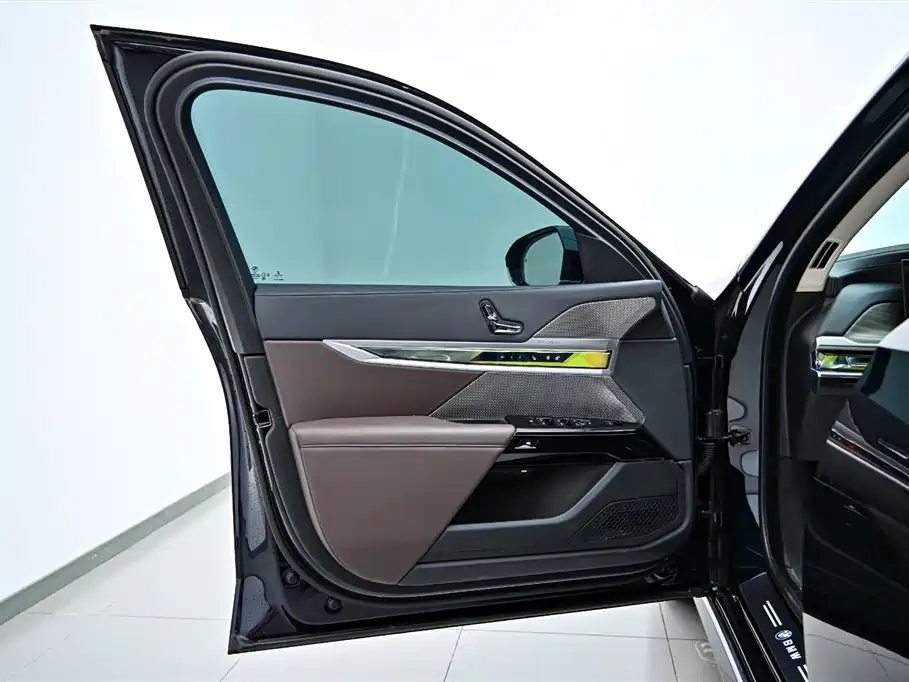 BMW 7 Series 2023 Model 735Li M Sport Package фото 21