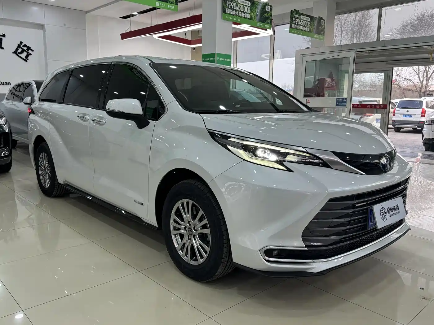 Toyota Sienna 2021 2.5L Hybrid Premium Edition фото 3
