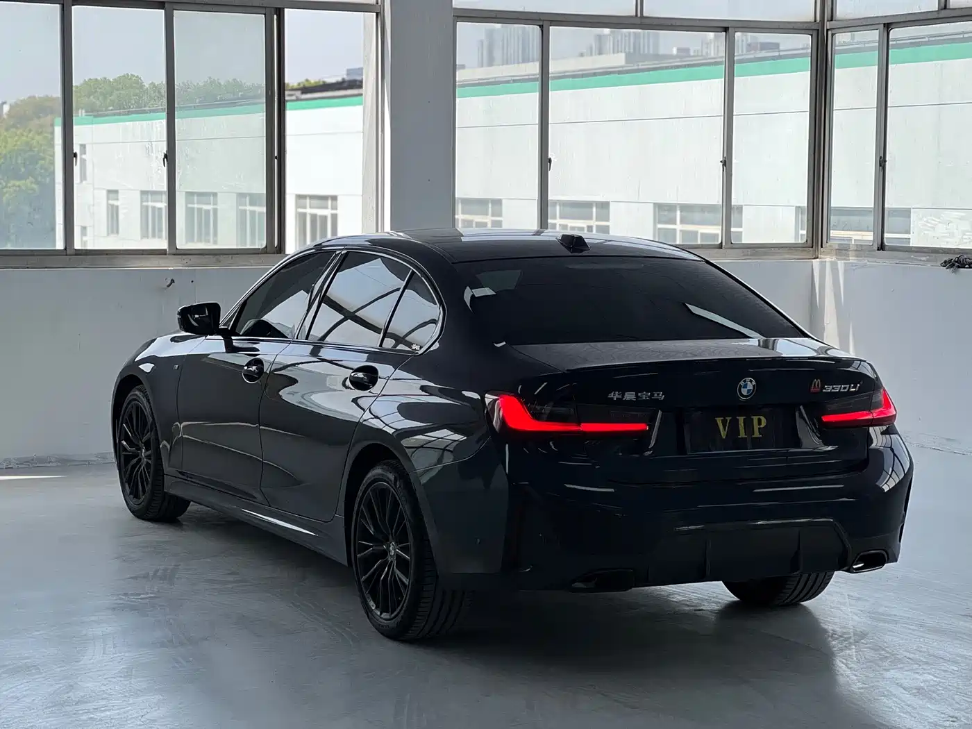 BMW 3 Series 2023 330Li M Sport Dark Night Package фото 6