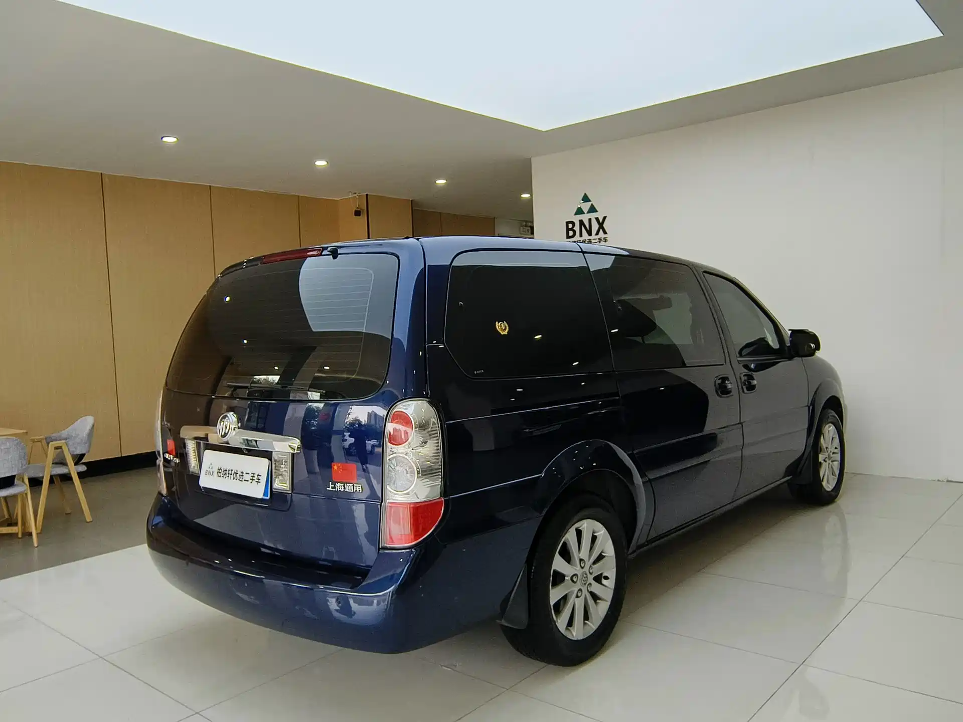 Photo 2 - Buick GL8