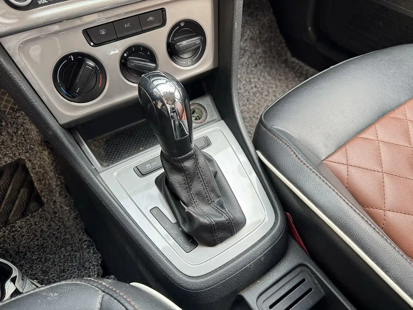 Volkswagen Lavida Tour 2013 1.6L Automatic Trend Style фото 16