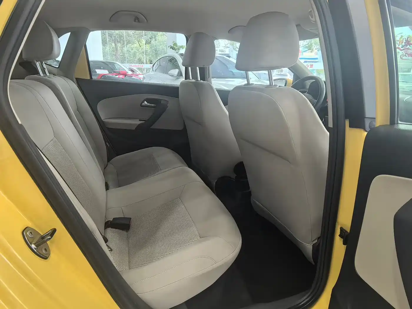 Volkswagen Polo 2011 1.6L Automatic Style Edition фото 5