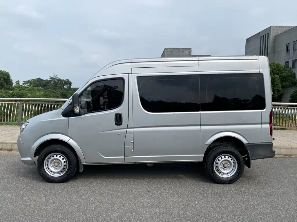 Dongfeng Yufeng Yufeng 2023 2021 2.4T FWD Logistics Vehicle Short Wheelbase Medium Roof 5-9 seater China VI YCY24140-60A