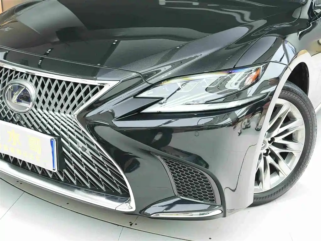 Фото 21 - Lexus LS