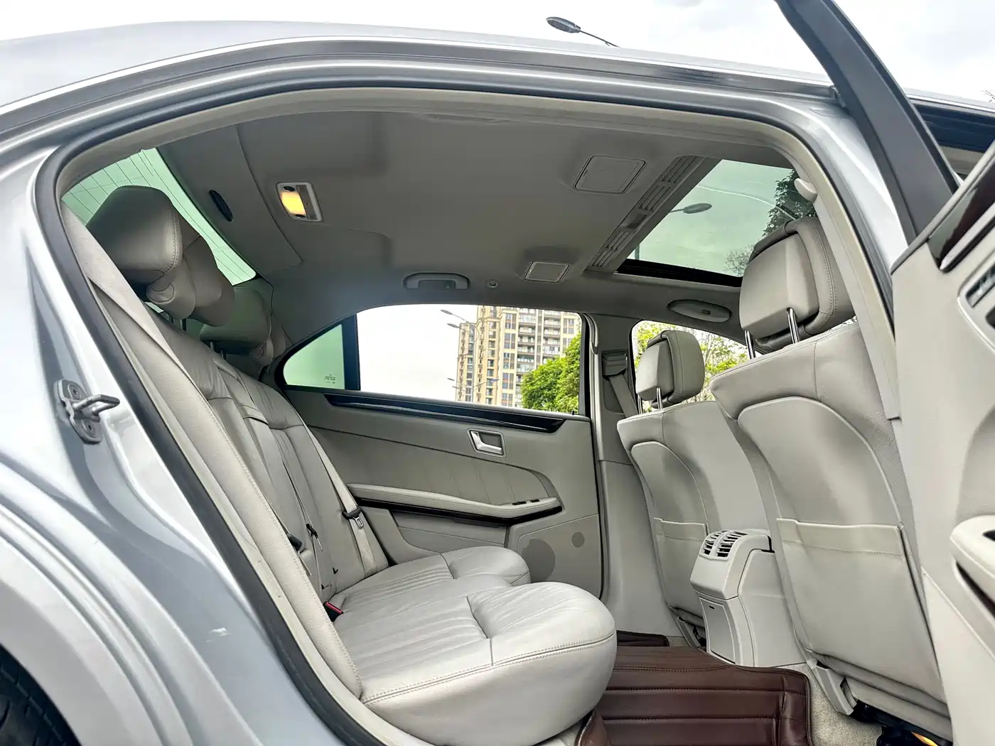 Mercedes-Benz E-Class 2012 E 300 L Elegance Model фото 34