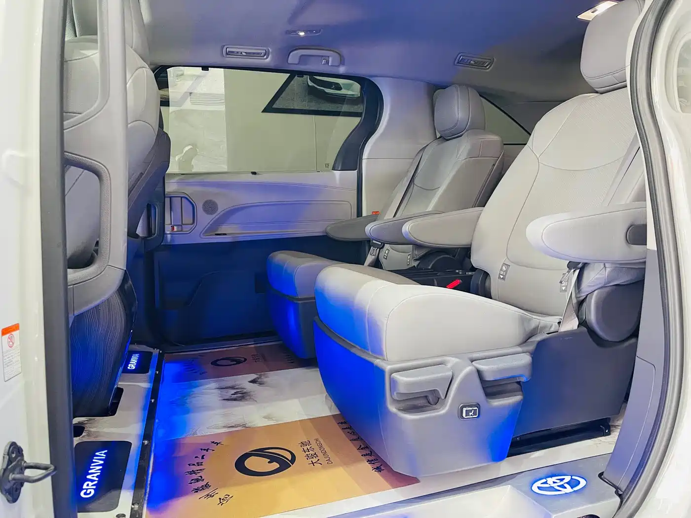 Toyota Granvia 2023 2.5L Hybrid Comfort Edition фото 8