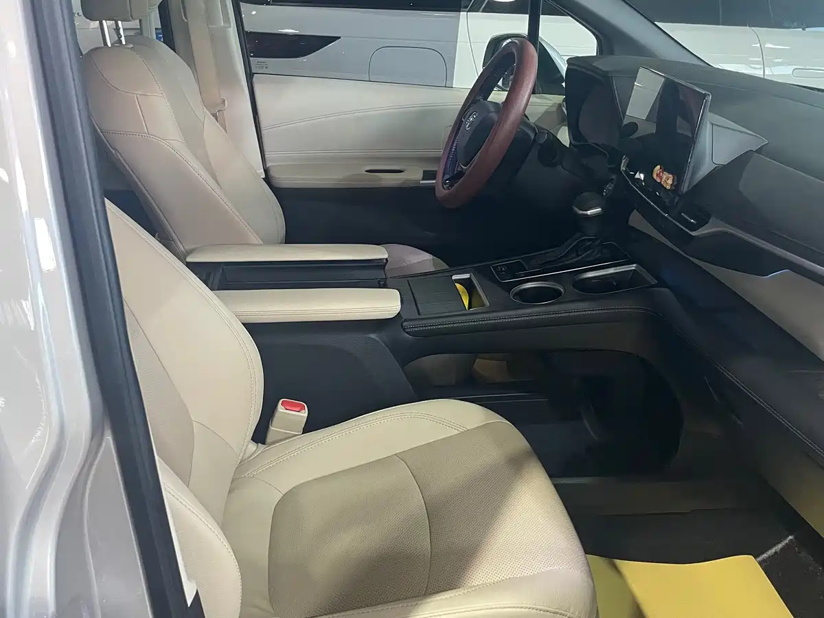 Toyota Sienna 2023 2.5L Hybrid Premium Edition фото 8