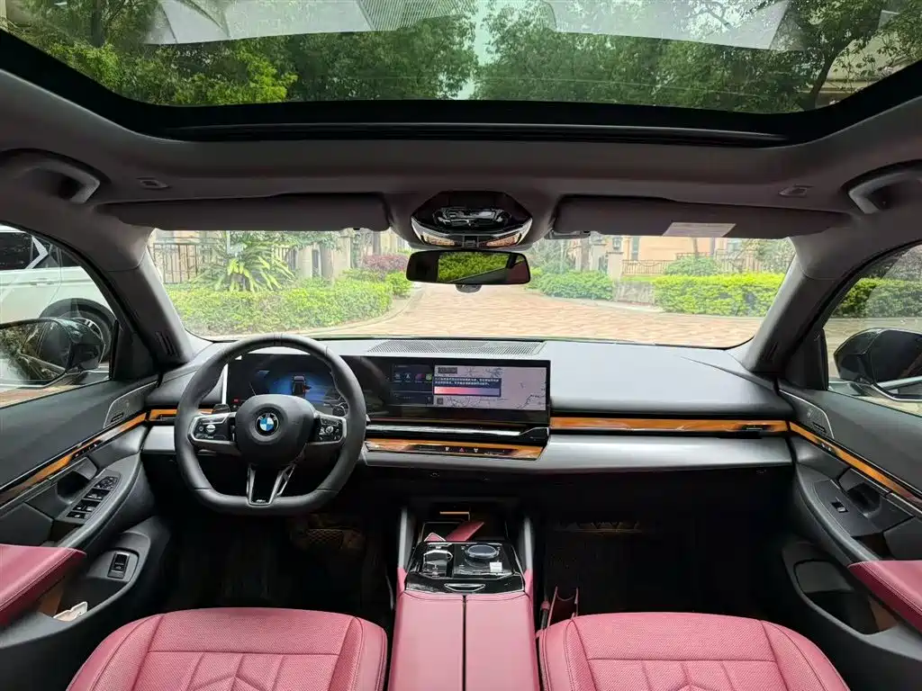 BMW 5 Series 2025 530Li Leading M Sport Package фото 5