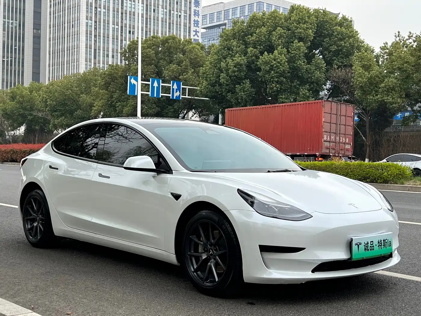 TESLA MODEL 3