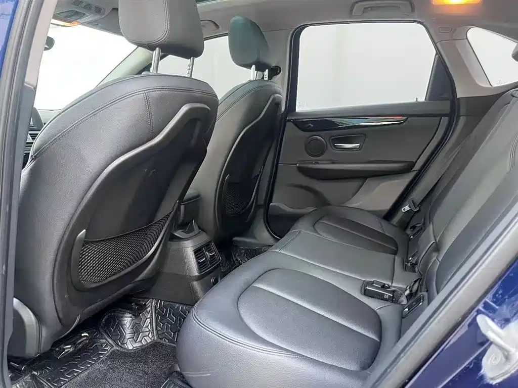 BMW 2 Series Touring 2018 218i M Sport Package фото 10