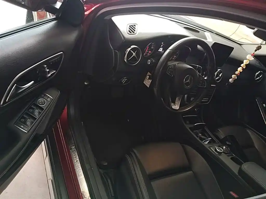 Mercedes-Benz GLA 2018 GLA 200 Dynamic фото 16