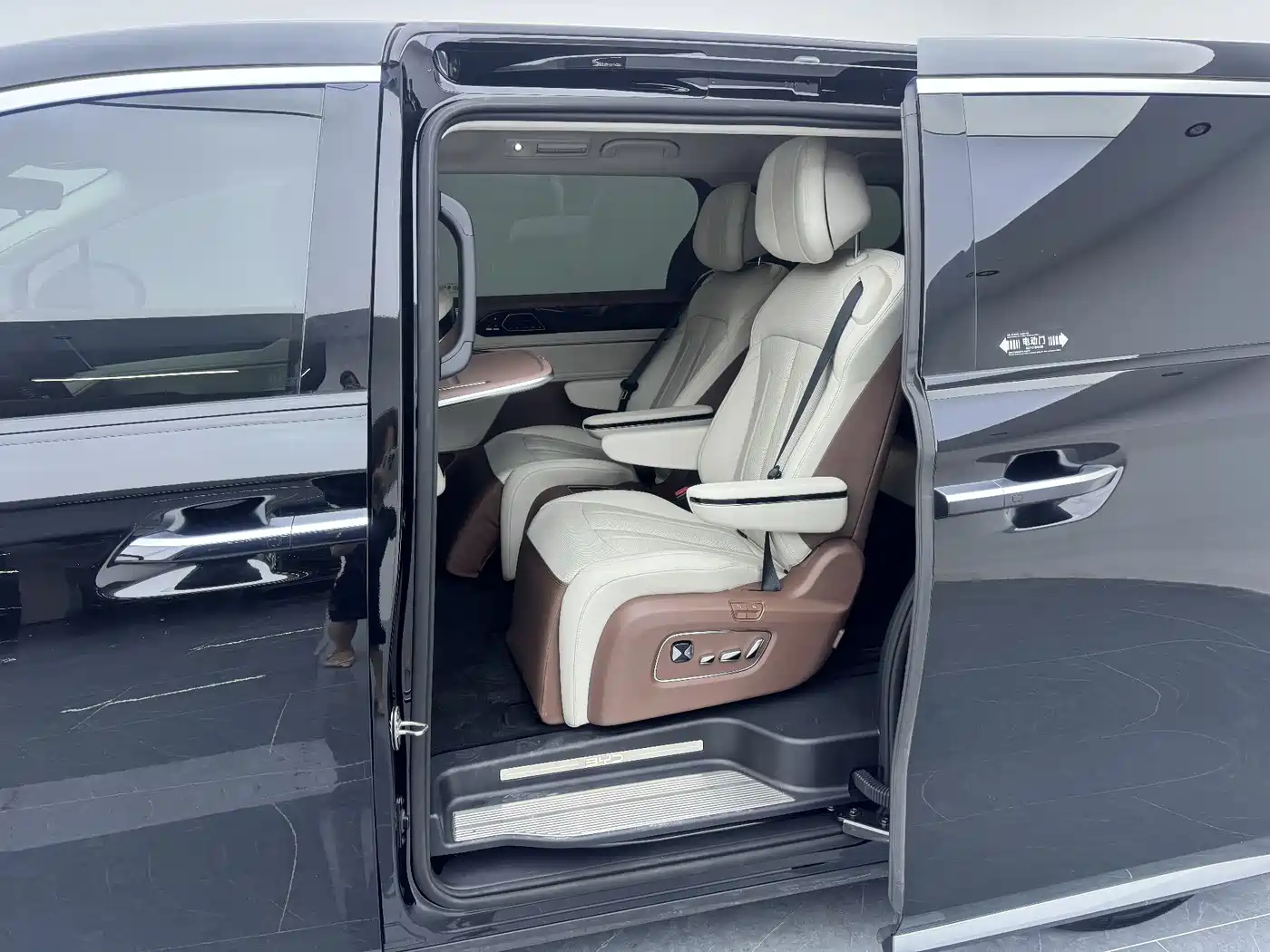 BYD Xia 2025 DM-i 1.5T 100km Surpass Edition фото 12