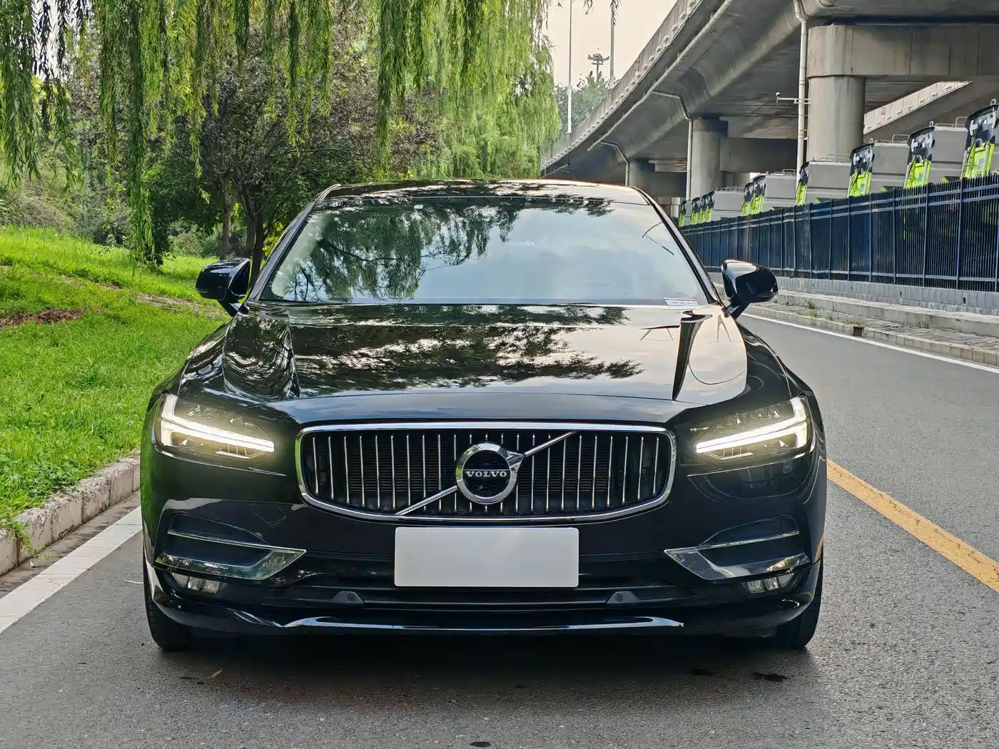 Фото 2 - Volvo S90